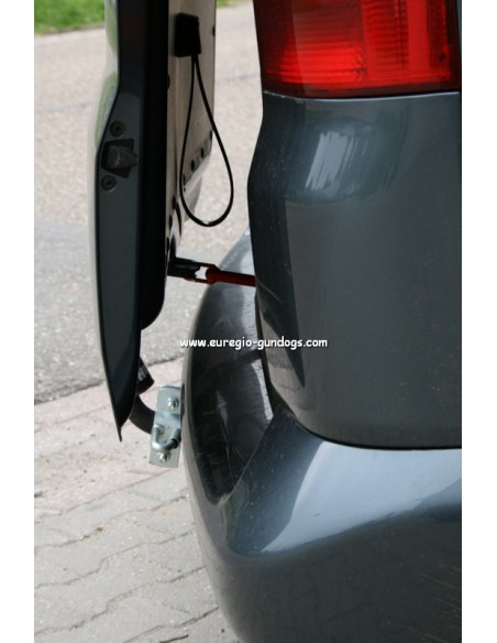 Openstaande klep genoeg ventilatie voor de honden en afgesloten